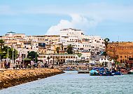 Rabat, Rabat: Malerische Küstenansicht mit historischen Gebäuden., Rabat: Malerische Küstenansicht mit historischer Architektur.