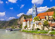 Dürnstein an der Donau im goldenen Herbst mit blauem Kirchturm.