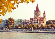 St. Franziskus Kirche an der Donau in Wiens goldenem Herbst.