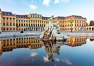 Schloss Schönbrunn spiegelt sich im Wasser, Wien im Herbst.
