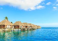 , Bungalows über türkisfarbenem Wasser in Französisch-Polynesien., Bungalows über türkisblauem Wasser in Französisch-Polynesien.