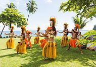 , Traditioneller Tanz in tropischer Kulisse, Französisch-Polynesien., Traditioneller Tanz in tropischer Kulisse, Französisch-Polynesien.