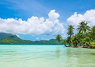 , Traumhafte Lagune und Palmen auf Bora Bora, Südsee 2027., Paradiesische Lagune und Palmen auf Bora Bora.