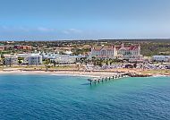 , Küstenblick auf Port Elizabeth, Südafrika, mit blauem Meer., Küstenblick auf Port Elizabeth, Südafrika, mit blauem Meer.