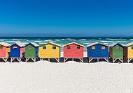 , Bunte Strandhütten am weißen Sandstrand von Kapstadt.