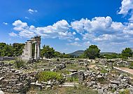 Epidaurus Peloponnese, Ruinen von Epidaurus unter blauem Himmel, Peloponnes, Griechenland., Ruinen von Epidaurus unter blauem Himmel, Peloponnes, Griechenland.