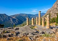 Delphi, Antike Ruinen in Delphi mit malerischer Bergkulisse., Antike Ruinen in Delphi vor beeindruckender Bergkulisse.