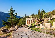 Delphi, Ruinen des antiken Delphi bei strahlend blauem Himmel., Antiker Tempel in Delphi bei strahlendem Sonnenschein.