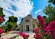 Volos, Stein-Kirche in Volos, umgeben von blühenden Bougainvilleen., Stein-Kirche in Volos, umgeben von blühenden Bougainvilleen.