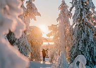 Auf Nordlichtsuche in Finnland, Winterwunderland in Lappland bei Sonnenuntergang., Winterlandschaft in Lappland bei Sonnenuntergang, Finnland.