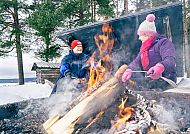 Bomba Safaris, Campfire moment, Gemütlicher Lagerfeuermoment im verschneiten finnischen Wald., Gemütliches Lagerfeuer im verschneiten finnischen Wald.