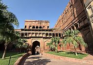 Fort Agra, Fort Agra: Majestätische Architektur unter klarem Himmel., Fort Agra: Majestätische Architektur unter strahlend blauem Himmel.