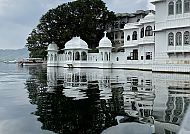 Bootsfahrt auf dem Pichola-See, Weiße Palastfassade spiegelt sich im ruhigen Pichola-See.