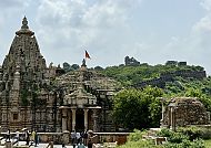 Chittorgarh_Fort, Chittorgarh Fort: Majestätische Architektur und üppige Landschaft.