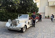 Fahrt mit dem Oldtimer  in Jaipur, Eleganter Oldtimer vor Hotel, Indien-Reise im Maharadscha-Stil.