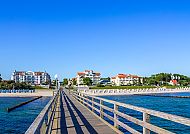 Landungsbrücke Kühlungsborn, Landungsbrücke Kühlungsborn an der Ostseeküste bei strahlendem Himmel.