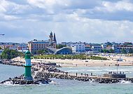 Warnemünde, Warnemünde: Leuchtturm und Strand vor malerischer Küstenkulisse., Warnemünde: Leuchtturm und Strand vor malerischer Küstenkulisse.