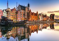Danzig, Danzigs malerische Altstadt spiegelt sich im ruhigen Wasser wider., Danzigs malerische Altstadt bei Sonnenuntergang, 2027.