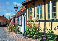 Ronne/Bornholm, Pittoreske Altstadtstraße in Ronne, Bornholm mit bunten Häusern., Charmante Gasse in Ronne mit Fachwerkhäusern und Blumen.