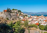 Nafplio, Panoramablick auf Nafplio mit Festung und Meer im Hintergrund., Blick auf Nafplio mit Festung und malerischen Häusern.