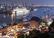 Hamburger Hafengeburtstag, Hamburger Hafenfest bei Nacht mit beleuchtetem Kreuzfahrtschiff., Hamburger Hafengeburtstag bei Nacht mit beleuchtetem Hafen.