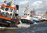 Schlepperballett, Schlepperballett im Hamburger Hafen bei Sonnenschein., Schlepperballett im Hamburger Hafen bei sonnigem Wetter.