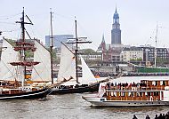 Hamburger Hafengeburtstag, Hamburger Hafengeburtstag mit Segelschiffen und Blick auf den Michel.