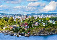 Landschaft bei Oslo, Bunte Küstenlandschaft bei Oslo mit Blick auf die Stadt., Bunte Küstenlandschaft bei Oslo mit Blick auf die Stadt.