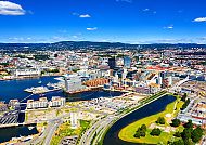 Oslo, Panoramablick auf Oslo mit modernem Hafen und blauen Himmel., Oslo-Panorama mit Hafen und moderner Architektur bei klarem Himmel.