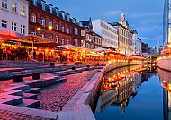 Arhus, Abendstimmung am Fluss in Arhus, Dänemark mit Lichtern und Cafés., Abendstimmung am Kanal in Arhus mit Lichtern und Spiegelungen.