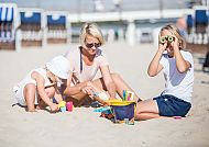 Familienausflug am Strand, Familienausflug am sonnigen Strand von Usedom., Familienausflug am Strand auf Usedom: Sandburgen und Fernglas.