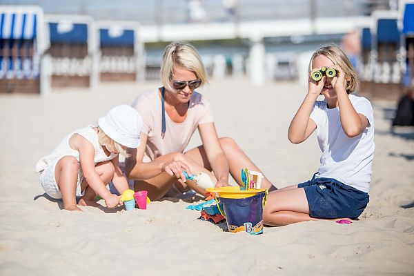 Familienausflug am Strand, Familienausflug am sonnigen Strand von Usedom., Familienausflug am Strand auf Usedom: Sandburgen und Fernglas.
