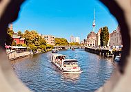 Schifffahrt auf der Spree, Bootsfahrt auf der Spree mit Blick auf den Berliner Fernsehturm.