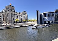Schifffahrt auf der Spree, Schiff auf der Spree vor dem Reichstagsgebäude in Berlin., Bootsfahrt auf der Spree vor dem Berliner Reichstag.