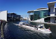 Schifffahrt auf der Spree, Schifffahrt auf der Spree in Berlin, moderne Architektur im Sonnenschein., Schiff auf der Spree vor moderner Berliner Architektur bei klarem Himmel.