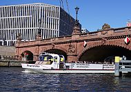 Schifffahrt auf der Spree, Schifffahrt auf der Spree in Berlin zur Weihnachtszeit., Schiff auf der Spree vor historischer Brücke in Berlin.