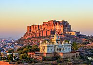 Merangarh Fort, Majestätisches Merangarh Fort bei Sonnenuntergang in Indien.