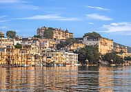 Pichola See, Pichola See in Indien mit prächtiger Architektur im Hintergrund.