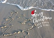 Meer Weihnachten & Silvester, Sandtannenbaum am Strand mit Weihnachtsgrüßen., Weihnachtlicher Sandstrand mit gezeichneter Tanne und Wellen.