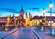 Alte Mainbrücke in Würzburg bei Abenddämmerung.