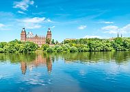 Schloss Johannisburg spiegelt sich im Main, Aschaffenburg.
