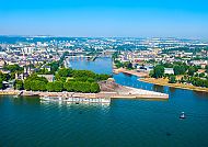 Koblenz am Deutschen Eck mit Blick auf Rhein und Mosel.
