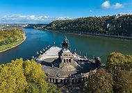 Deutsches Eck in Koblenz mit Rhein und Mosel im Herbst.