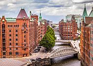 Speicherstadt Hamburg, Speicherstadt Hamburg: Historische Backsteinarchitektur und Kanäle., Speicherstadt Hamburg mit Brücken und historischen Backsteingebäuden.
