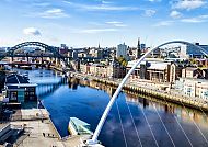 Newcastle, Newcastle: Tyne Bridge und Millennium Bridge bei Sonnenschein., Newcastle mit Tyne Bridge und Millennium Bridge bei klarem Himmel.