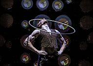 GOP Varieté Münster Playback, Künstlerische Hula-Hoop-Performance im GOP Varieté Münster.