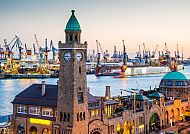 Entdecken Sie die Hansestadt Hamburg, Hamburger Hafen bei Sonnenuntergang mit historischen Gebäuden., Hamburger Hafen bei Sonnenuntergang mit historischen Gebäuden.