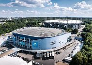 Roland Kaiser in der Barclays Arena, Barclays Arena in Hamburg, umgeben von grüner Landschaft., Barclays Arena Hamburg bei sonnigem Wetter, bereit für Events.