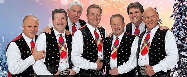 , Kastelruther Spatzen in traditioneller Tracht, festlich lächelnd., Kastelruther Spatzen lächeln in traditioneller Tracht.