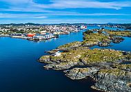 Küstenlandschaft von Haugesund, Norwegen, mit blauem Himmel.